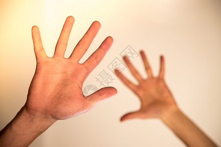 年轻的男手做一个愈或保护的手势背景图片