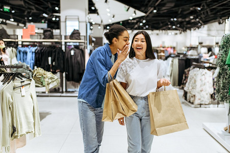 妇女在时装商店购物图片