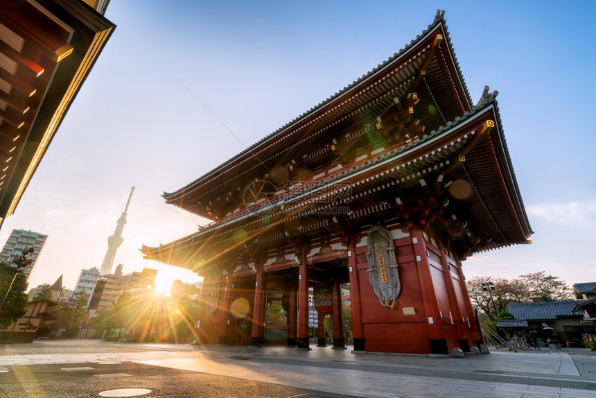 日本东京出时东京天树以为背景位于浅草岛的森素吉寺东京著名的旅游景点又名朝素沙坎农寺图片