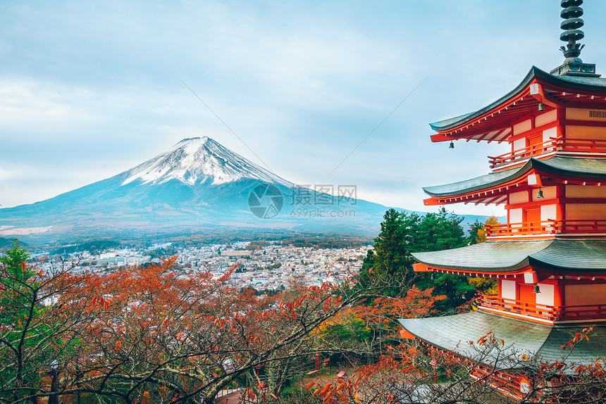 日本秋天的出时分富士山和楚里托塔达山位于阿拉库森根神庙游客可以从全景观中看到富士山这是藤最著名的景象之一图片