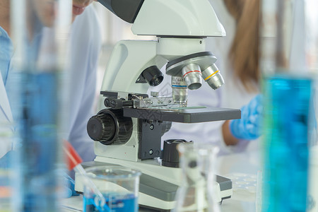 在实验室或在技术医学化保健研究概念方面从事多彩试管工作的科学家负责分析和开发实验室或的共生19疫苗背景图片