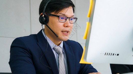 身着头盔的商界人士在办公室工作为远程客户或同事提供支助呼叫中心电话推销客户支助代理提供电话视频会议服务接触高清图片素材