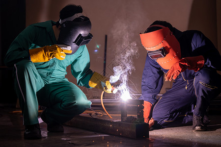金属焊接钢铁厂使用电弧焊接机在工厂钢材安全高清图片素材