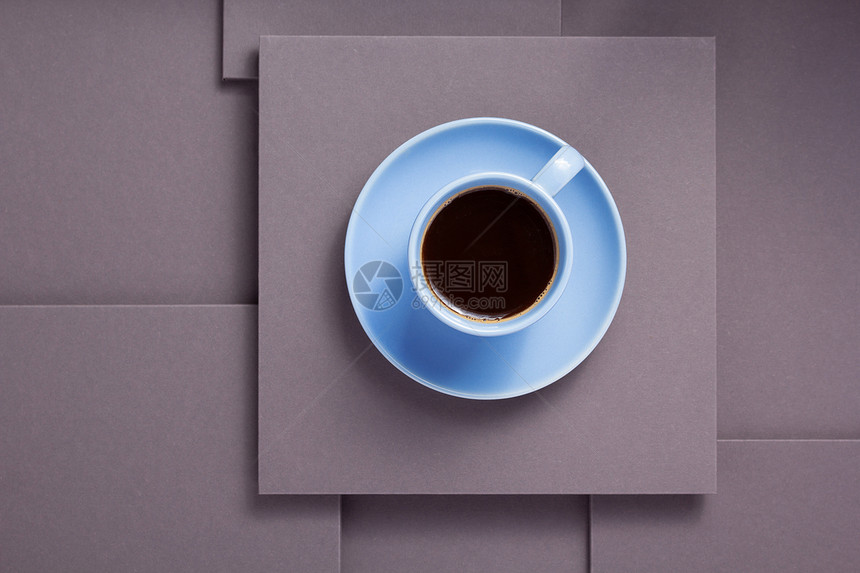 灰色背景纹理最小化概念风格的咖啡杯图片