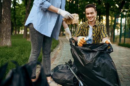 男清洁森林生态恢复活方式垃圾收集和回生态护理环境清洁图片