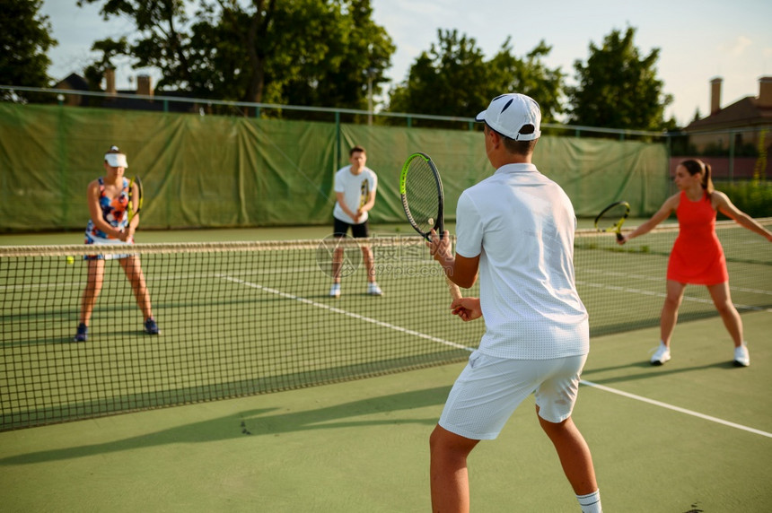 穿着运动服的年轻人在网球场团体竞赛图片