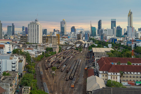 泰国首都曼谷市的摩天大楼在华朗洪终点站的铁路上直观泰国当地老旧经典列车或电背景图片