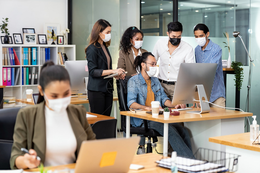 种族间商业工人团队集体肖像在新的正规办公室戴保护面罩采用社会距离做法防止冠状新冠19传播图片