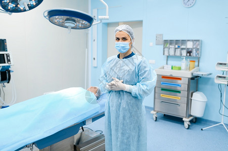 手术室的女外科医生穿制服的门诊药和保健院的穿制服女外科医生戴面具和手套专家高清图片素材