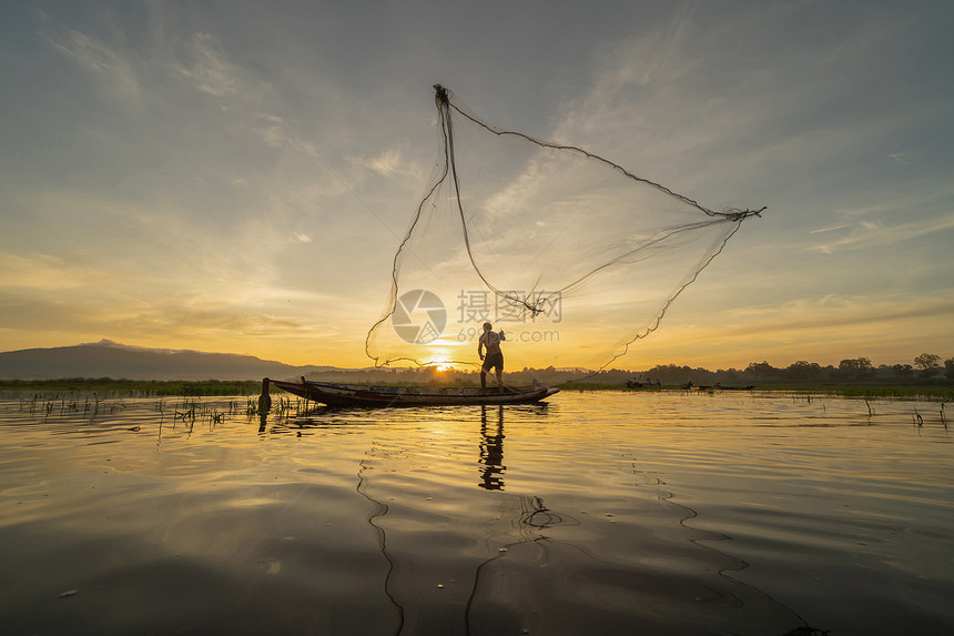在自然湖或河流捕捉淡水鱼早上在泰国亚洲反射图片