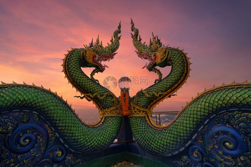 泰国春伯里省西拉查区WatKhaoPhraKruTemple的Naga蛇头图片
