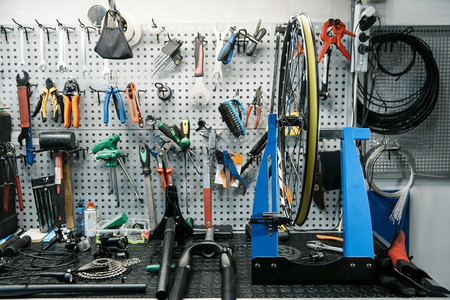 自行车间内部墙上的工具专业周期维修服务自行车组装的硬件和设备图片
