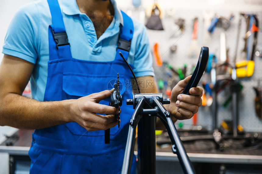 修理车间的自行修理曲机安装修理周期有统一问题的机械师专业自行车修理服务图片