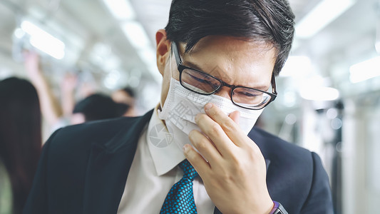 身戴面罩的年轻人在拥挤地铁列车上旅行新冠或新冠19流行病爆发图片