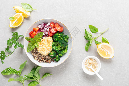 配有quinoa蔬菜和hummus健康食品概念的蔬菜佛碗图片
