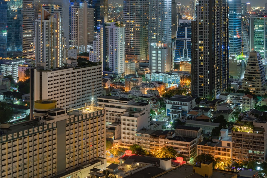 办公楼窗户玻璃建筑的外墙设计反映城市的天空曼谷下城的金融区晚上图片