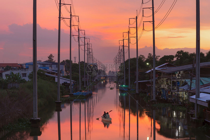 水电杆塔和缆线ChaoPhraya河在泰国曼谷日落时反映湖泊体现在能源电技术和工业概念上图片