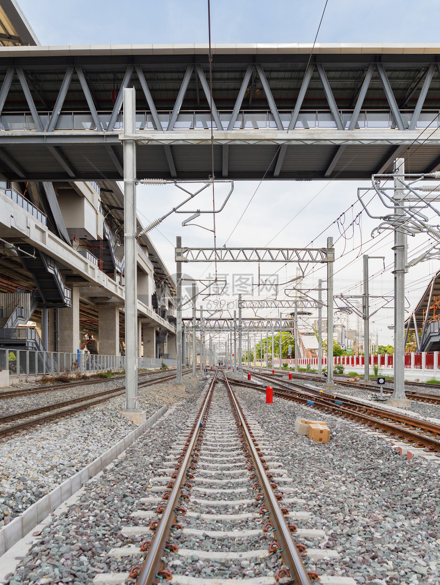在城市终点站用电线杆塔和缆进行铁路火车或电培训采用公共交通能源电动技术和工业概念图片