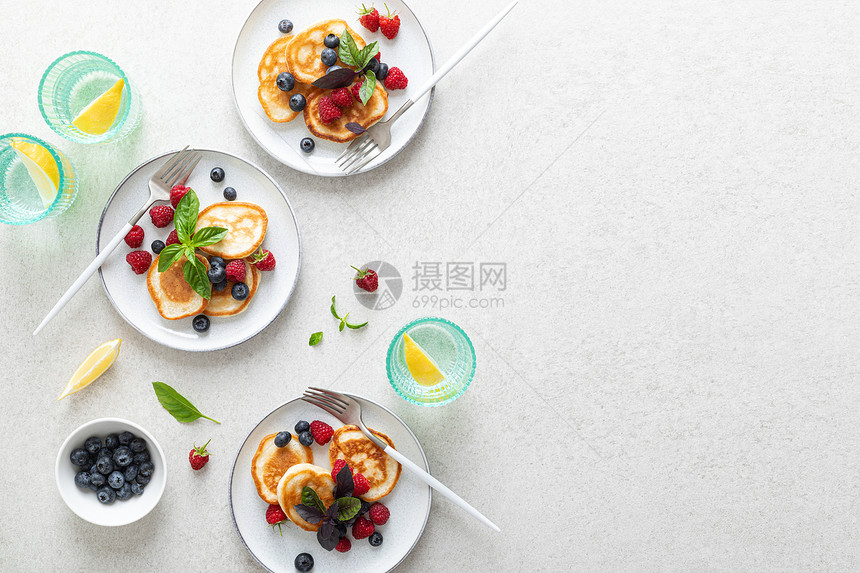 带新鲜蓝莓和草的煎饼用于健康素食早餐图片