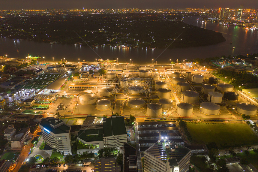 泰国曼谷市邦纳区夜间工业程概念中石油化工炼厂和海洋的空中观察工业油气罐管道现代金属工厂图片