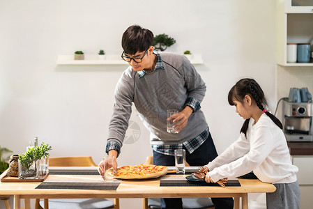 女儿帮助爸在吃饭前摆餐具图片