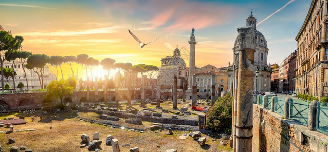 Trajanr日落时在罗马的专栏和教堂背景图片