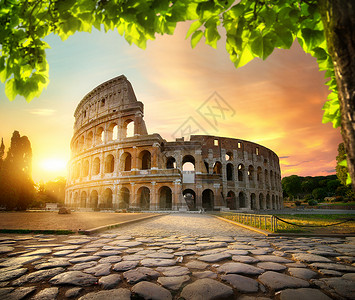 清晨阳光明媚意大利通向Colosseum的公路高清图片