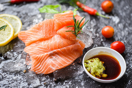 Wasabi酱生鲑鱼在深底的冰药草和香料新鲜鲑鱼烹饪沙拉芥末高清图片素材