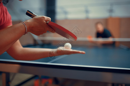 吹乒乓球网球男女乒乓运动员在室内打桌球的男女员打的体育比赛积极的健康生活方式打网球的男女乒乓员在室内打桌球的男女员背景