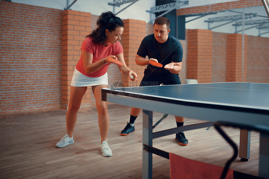 一对夫妇在室内打桌球玩游戏打和积极健康的生活方式玩桌球乒乓桌的男女玩球运动积极健康的生活方式图片