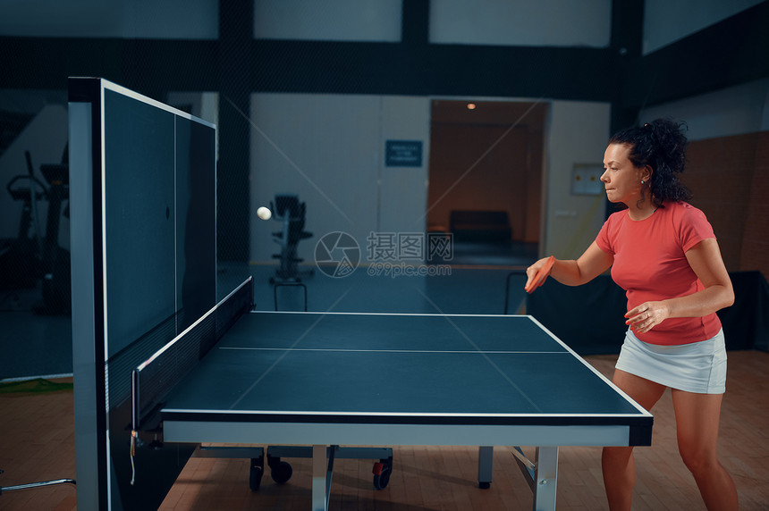 女子在墙上打球桌网乒乓运动员在室内打桌球的体育女孩以吵闹积极健康的生活方式打运动游戏妇女打墙球桌网图片