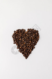 咖啡豆白色背景的心形咖啡豆平地图片