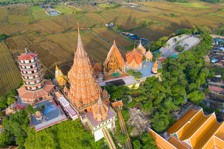 大金佛雕像和塔的空中景象位于泰国坎沙努里省虎洞寺或ThamSueaWat图片