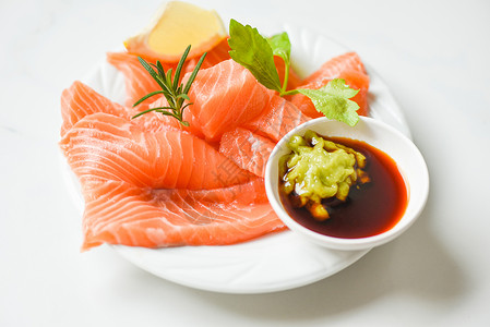 Wasabi酱汁生鲑鱼在白色盘子上新鲜鲑鱼用于烹饪沙拉海鲜意大利菜顶部高清图片素材