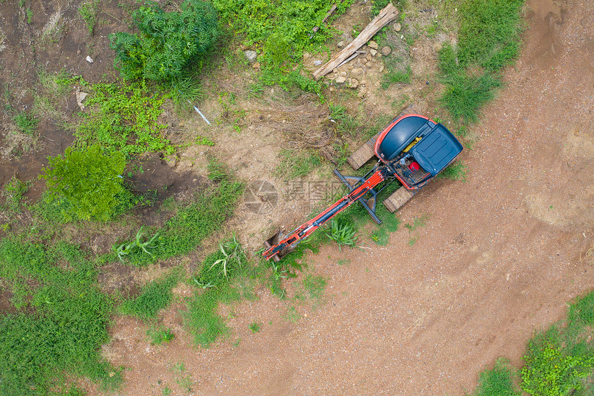建筑拖拉机车推土或回路挖交通和农业道路的空中观察在草场和土地上工作的发动机图片