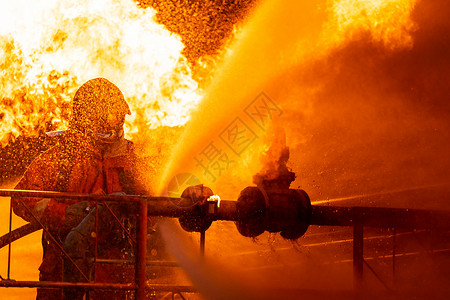 消防员为工厂灭火图片