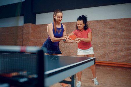 女教练乒乓球训桌运动员室内桌球友体运动积极健康的生活方式乒乓球训练图片