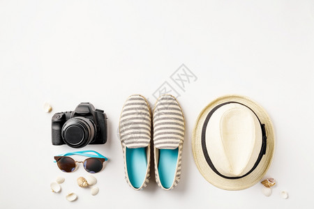 用棕榈叶照相机和太阳镜作为白色背景的固定旅行者附件顶层观光旅行或假期概念夏季背景海高清图片素材