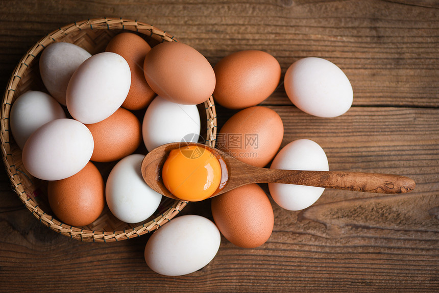 在篮子健康饮食概念新鲜破碎蛋黄中从农产品自然收集的鸡蛋和鸭图片