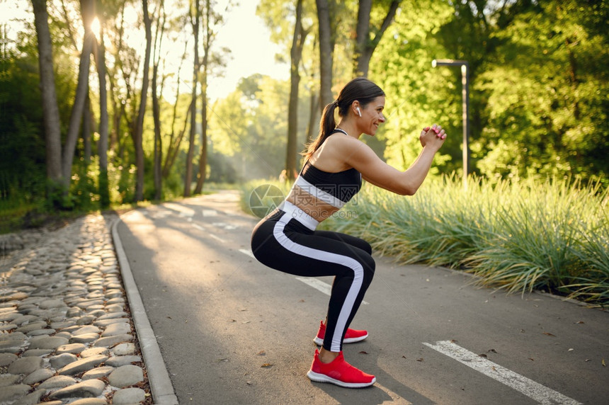 女跑者在阳光明媚的白天参加体育活动健康的生方式在户外运动的慢跑者图片