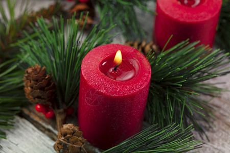 紧贴着红蜡烛庆祝圣诞快乐节日的温暖图片