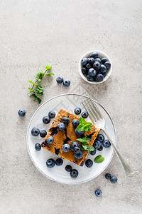 蓝莓和梨饼加上新鲜浆果图片