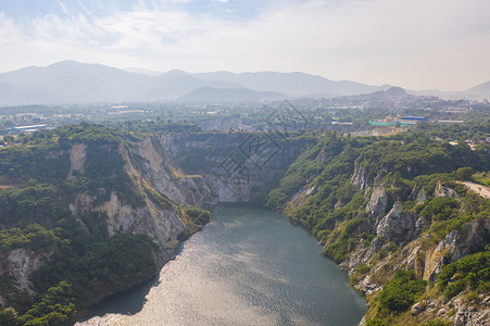 万盛黑山谷大峡谷Chonburi的空中景象卡车在有山丘的采石场挖掘煤矿或含黑铁石的场背景