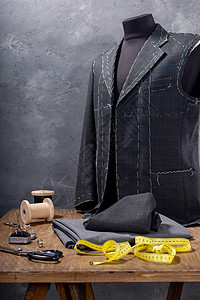 男裁缝模特和纫配件的西装外套服饰的创造概念图片