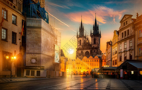 布拉格老城广场清晨被照亮图片