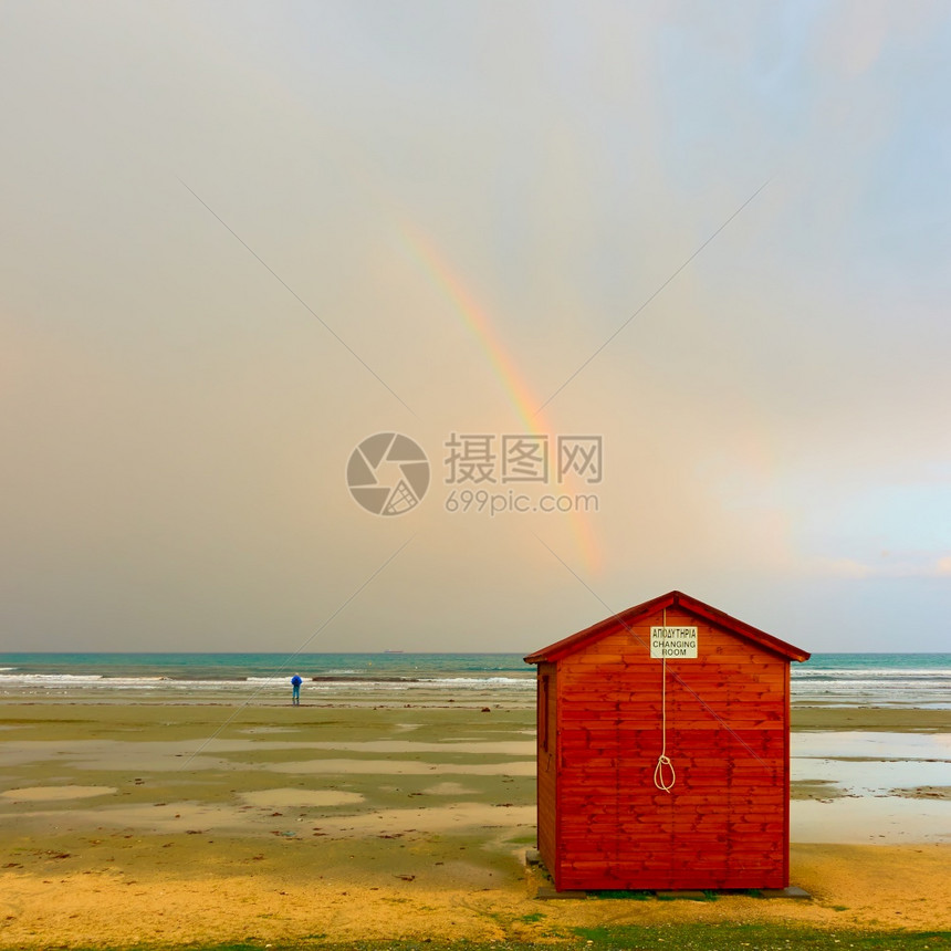 海上空滩和雨后天的彩虹塞浦路斯拉纳卡图片