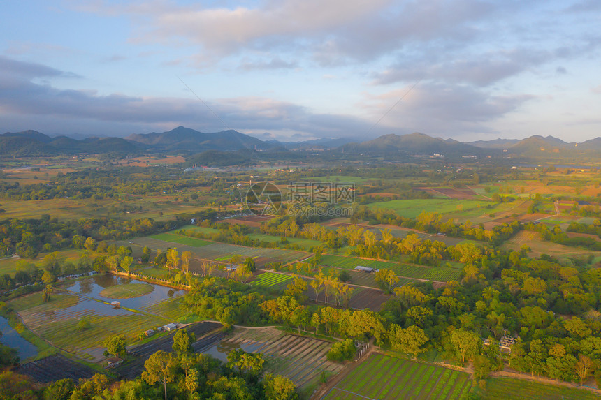 环绕着绿色山丘的旅馆度假胜地空中景象图片