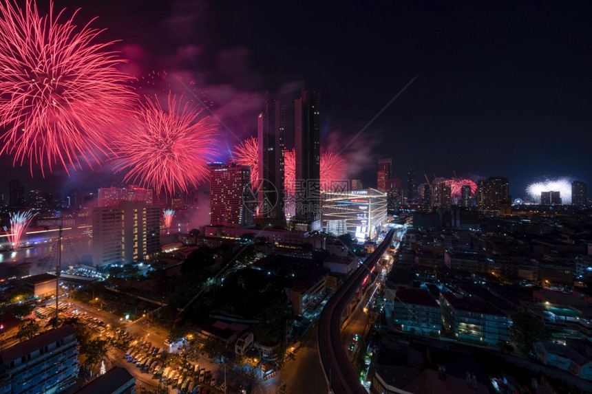 新年烟火节活动快乐圣像暹罗泰国曼谷市中心天线的空景象亚洲智能城市的金融区和商业中心夜里天梯大楼图片