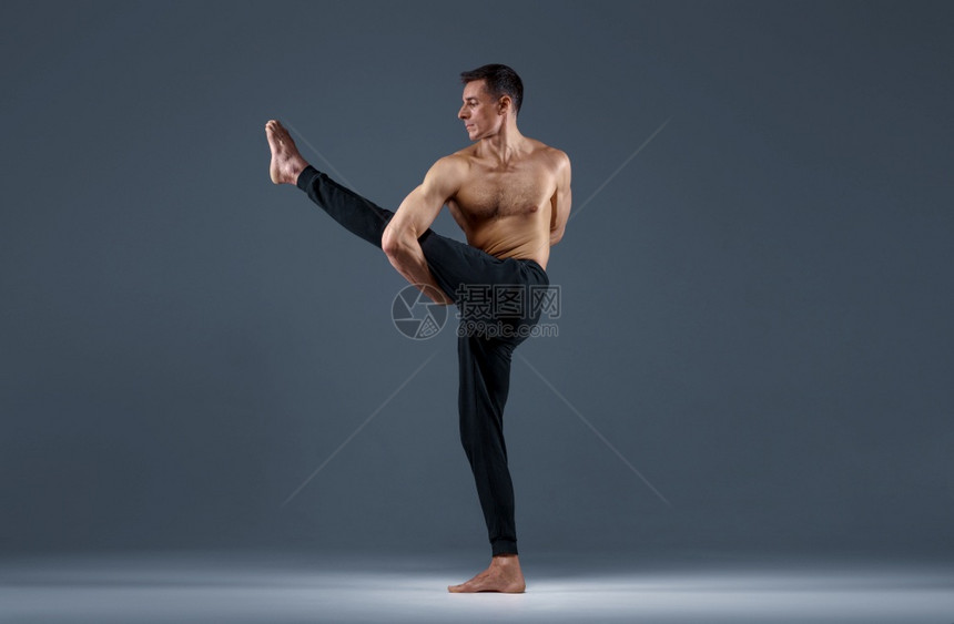 男瑜伽老师在工作室做伸展练习图片
