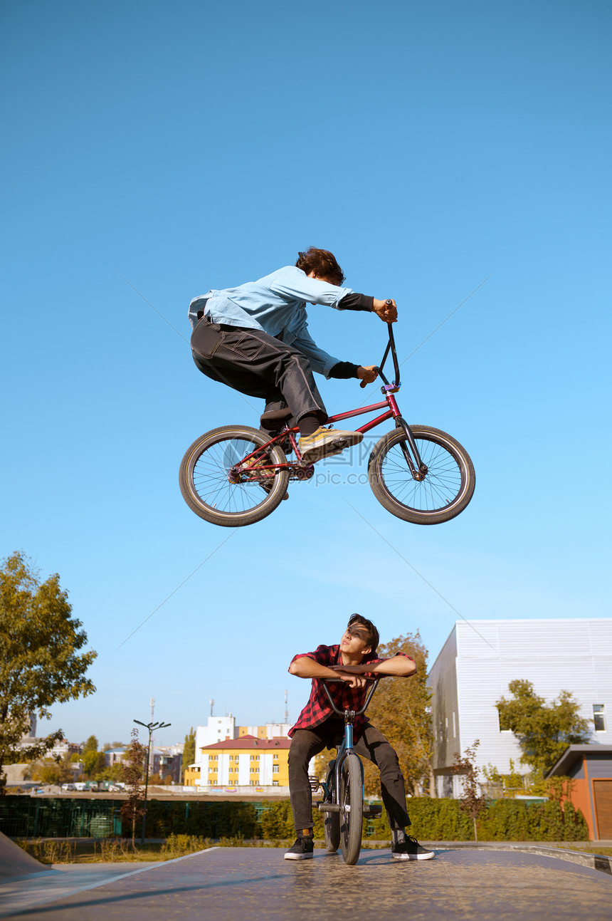 超级自行车运动危险的自行车运动街头骑马青少年在夏季公园骑自行车图片